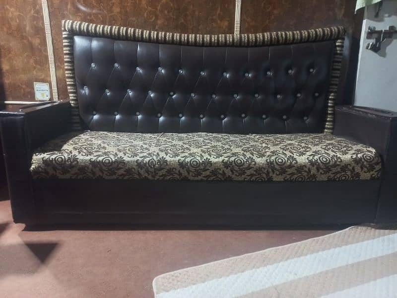 5 seatr sofa almost brand new condition. 0/3/1/2/6/7/5/2/1/4/5 4