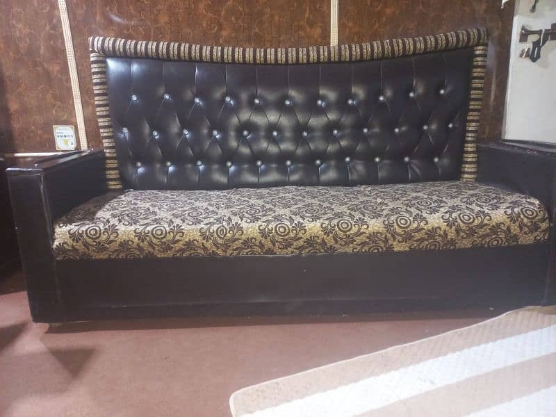5 seatr sofa almost brand new condition. 0/3/1/2/6/7/5/2/1/4/5 5