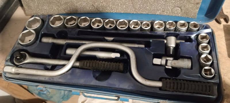 DEHCO W GERMANY RATCHET & SOCKET SET 2