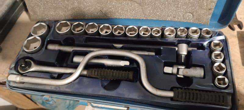 DEHCO W GERMANY RATCHET & SOCKET SET 3