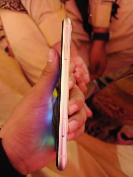 Iphone 11 64gb white Jv 4 month sim time 5