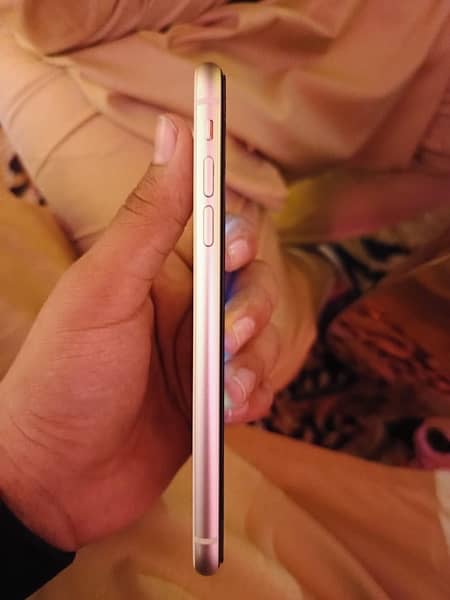 Iphone 11 64gb white Jv 4 month sim time 12