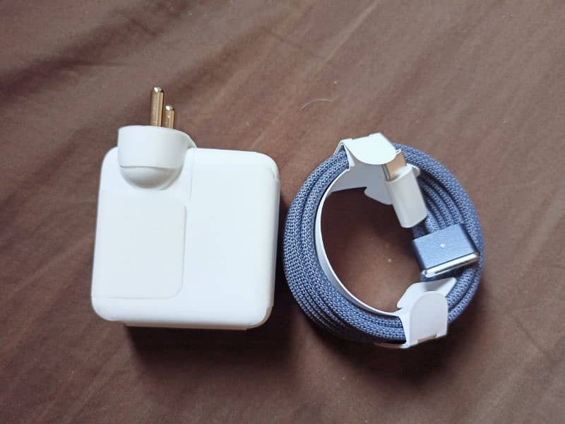 MacBook air m2 cable and adapter 0