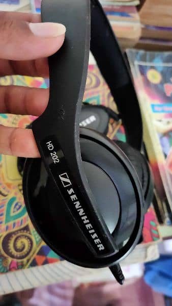 Sennheiser HD 202 Studio Monitoring Headphones 1