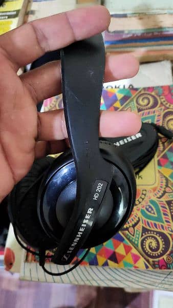 Sennheiser HD 202 Studio Monitoring Headphones 2