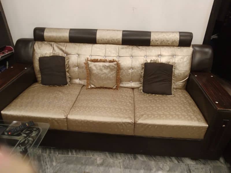 used sofa in excellent condition 2