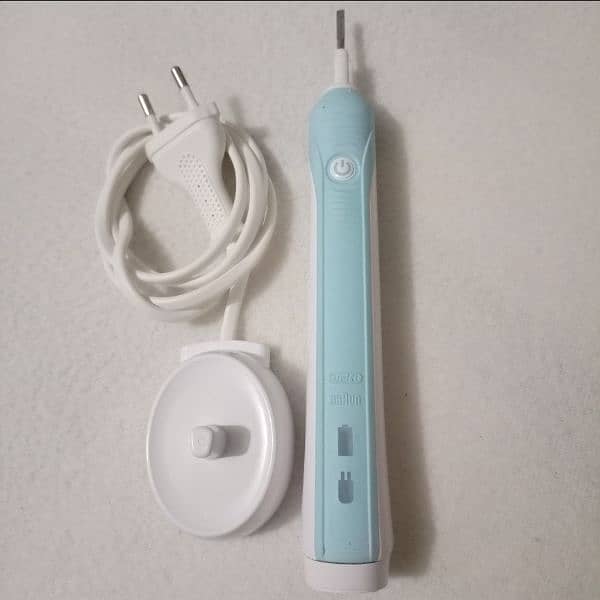 Oral-B Pro 600 3D Cross Action Rechargeable Electric Toothbrush 1