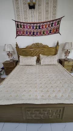 king sized bed with lamps and sidetables