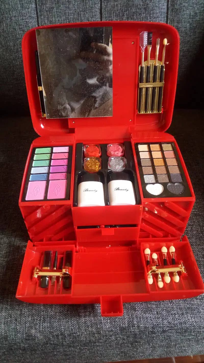 Sale Made in Dubai brand new make up kit Art no. 2001A with box 0