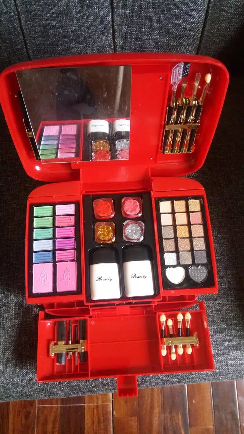 Sale Made in Dubai brand new make up kit Art no. 2001A with box 1