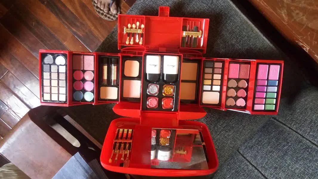 Sale Made in Dubai brand new make up kit Art no. 2001A with box 2