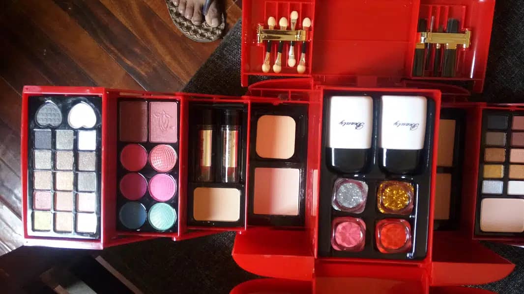 Sale Made in Dubai brand new make up kit Art no. 2001A with box 6