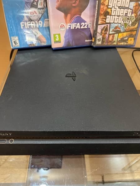 Ps 4 slim 1 tb 10/10 condition with 3 controllers and 3 games cds 4
