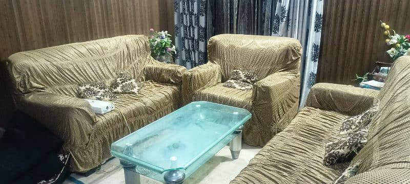 we are selling 6 seater sofa set slightly used. condition 10/10 0