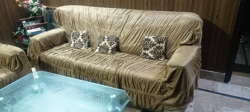 we are selling 6 seater sofa set slightly used. condition 10/10 1