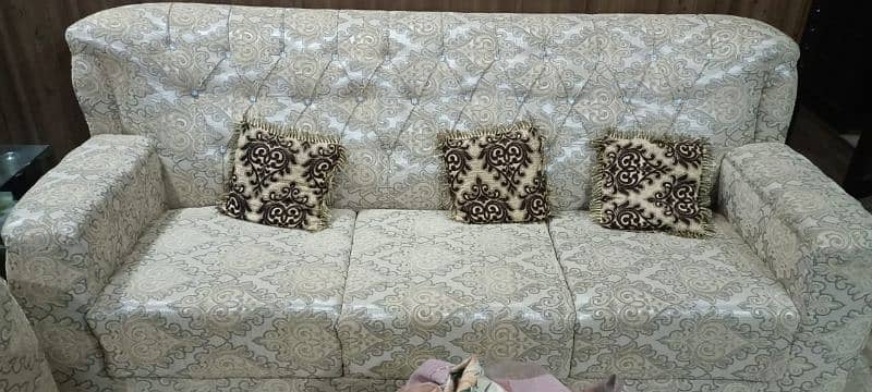 we are selling 6 seater sofa set slightly used. condition 10/10 2