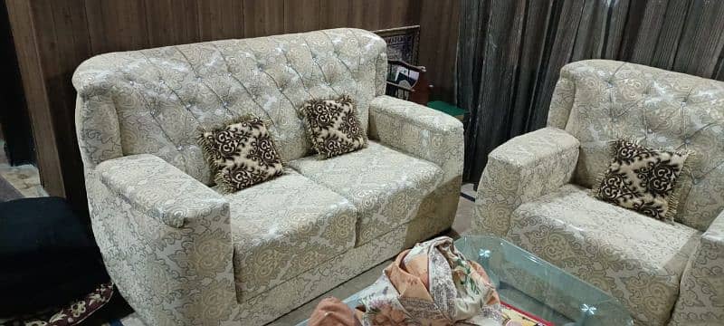 we are selling 6 seater sofa set slightly used. condition 10/10 4