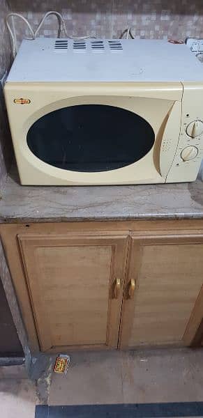 we are selling microwave oven in good condition 0