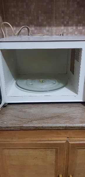 we are selling microwave oven in good condition 1
