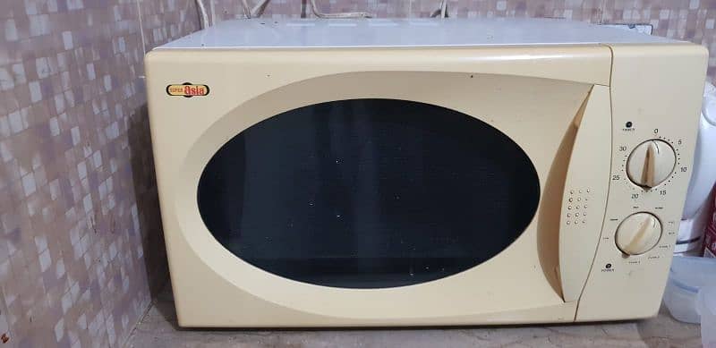 we are selling microwave oven in good condition 2