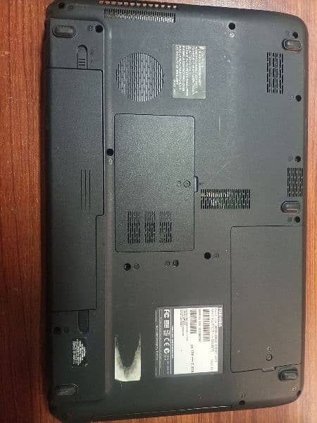 Toshiba Satellite C655D Laptop (big screen size with numeric keyboard) 5