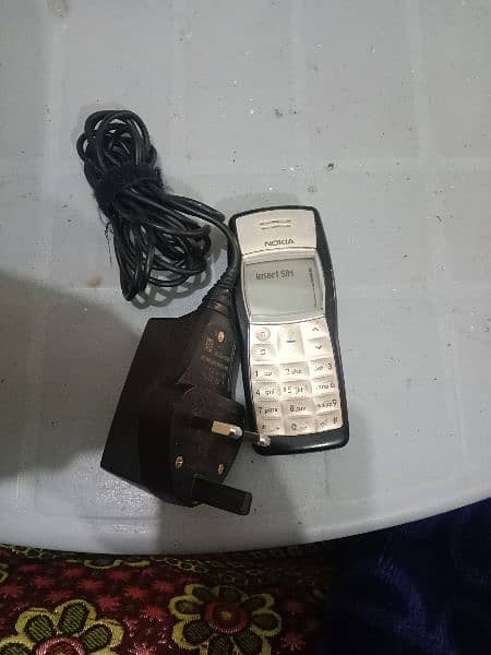 Nokia 1100 original with charger 0