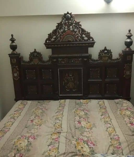 Beautiful Chinot King bed with mattress 0