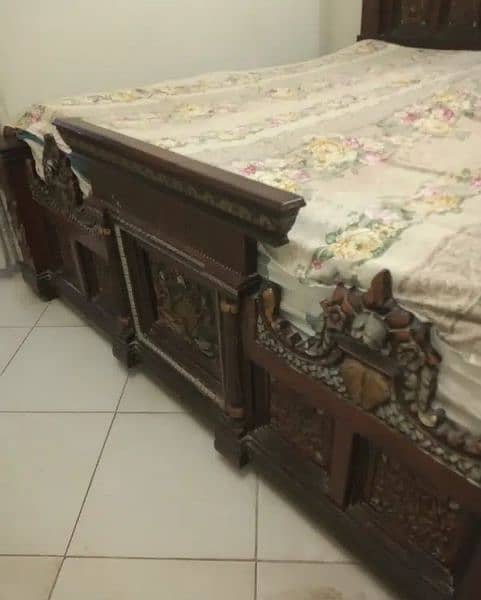 Beautiful Chinot King bed with mattress 3