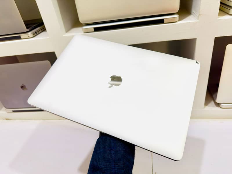 Apple Macbook Pro 2019 Core i9 Silver Coler     32/512 0