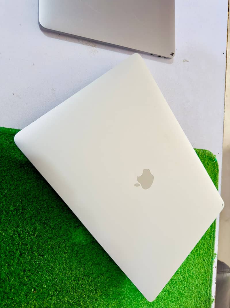 Apple Macbook Pro 2019 Core i9 Silver Coler     32/512 1