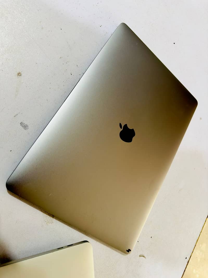 Apple Macbook Pro 2018. Core I 7   32/512 0