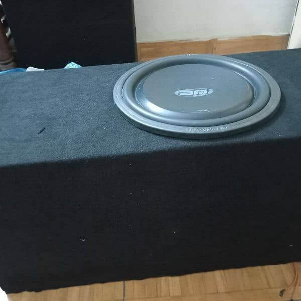 Urgent BM Audio Subwoofer & Audio boss Amp 1