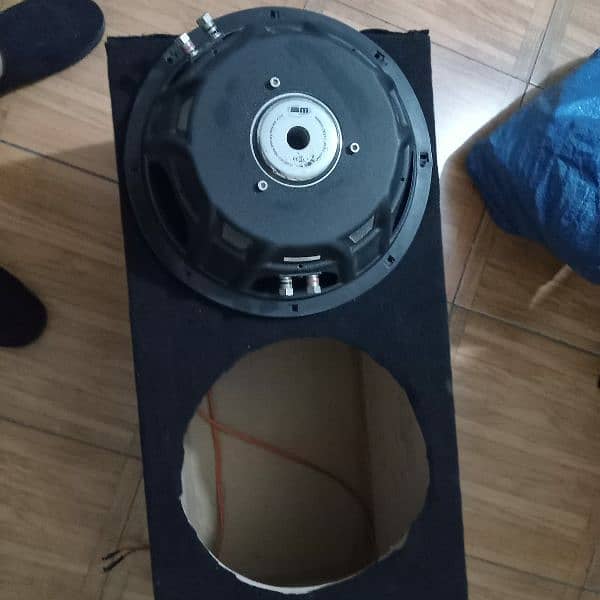 Urgent BM Audio Subwoofer & Audio boss Amp 8