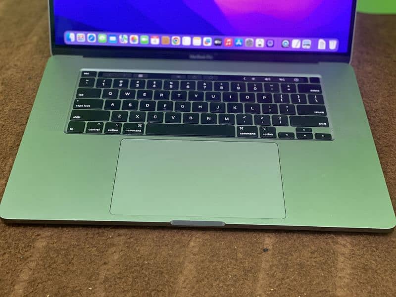 Apple MacBook pro 2019 16inch display 4gb graphic card 1