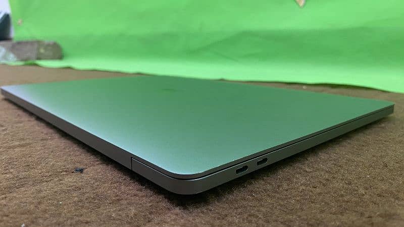 Apple MacBook pro 2019 16inch display 4gb graphic card 4
