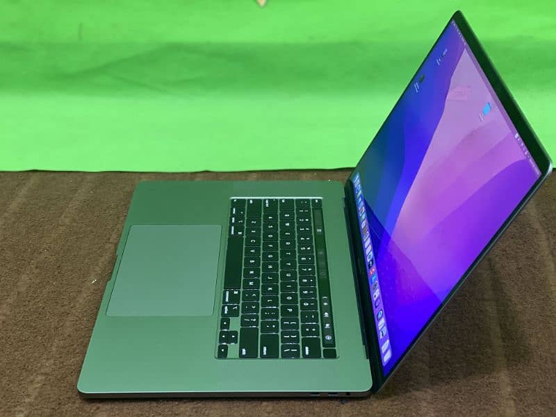 Apple MacBook pro 2019 16inch display 4gb graphic card 5