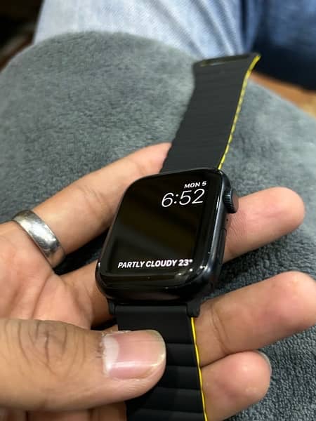 Apple Watch Series 8 45MM - Black 6