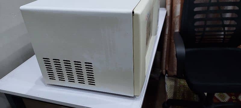Dawlance microwave 36 Ltr in good condition 3