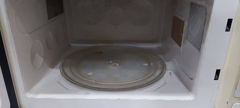 Dawlance microwave 36 Ltr in good condition 5