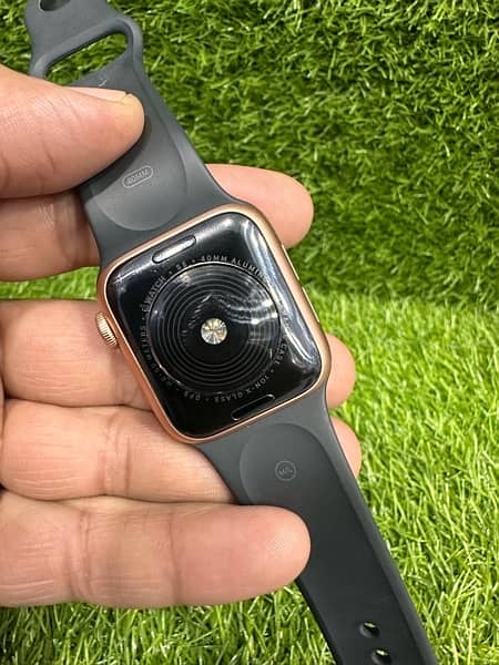 Apple Watch Series SE 40mm Brand New 7