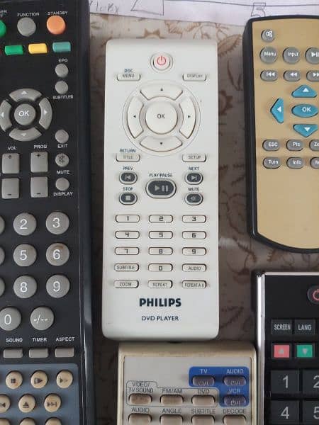 31 Original remote controls all in OK condition. 2