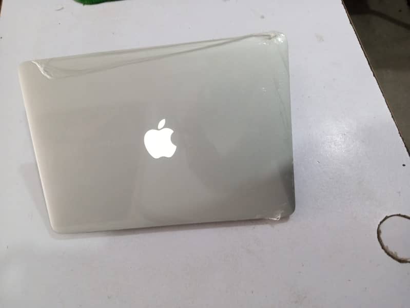 Apple Macbook {Pro Core i5    8/256 1