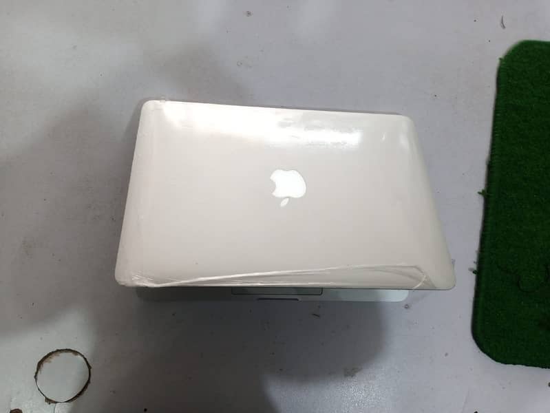 Apple Macbook {Pro Core i5    8/256 3