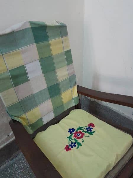 Chairs set with table in reasonable price 3