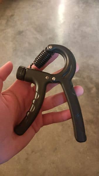 Hand gripper for forarms. 2