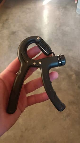 Hand gripper for forarms. 3