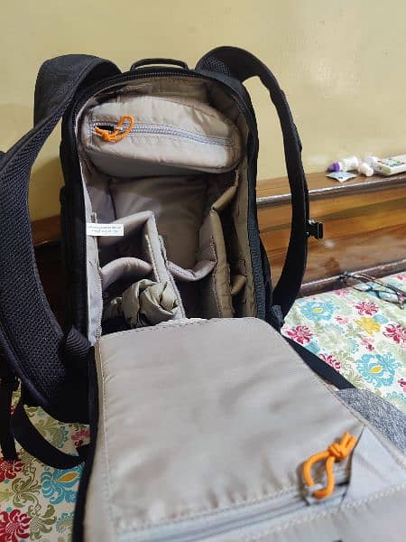 Lowepro Flipside 300

Backpack/Camera bag 1