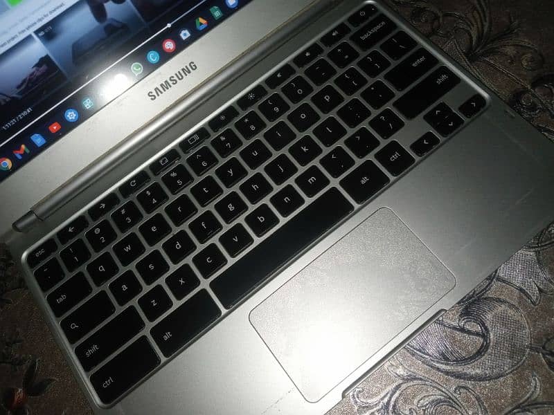 Samsung Chromebook urgent sale bag KY Sath good condition 1