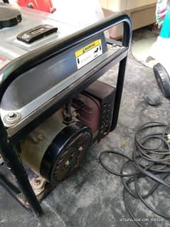 1000 waat generator 9/10condition . with box