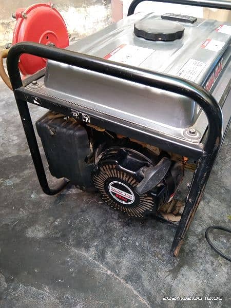 1000 waat generator 9/10condition . with box 1